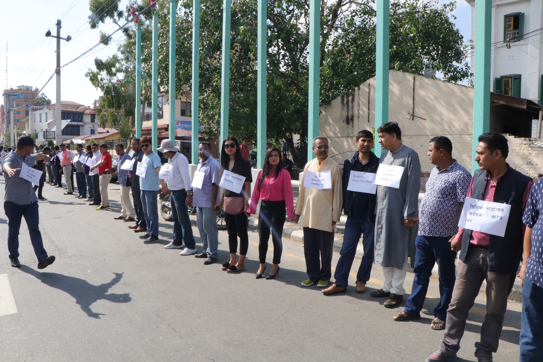 मिडिया काउन्सिल विधेयकको विरोधमा पत्रकारहरुको  हातेसाङ्गलो जुलुस प्रदर्शन